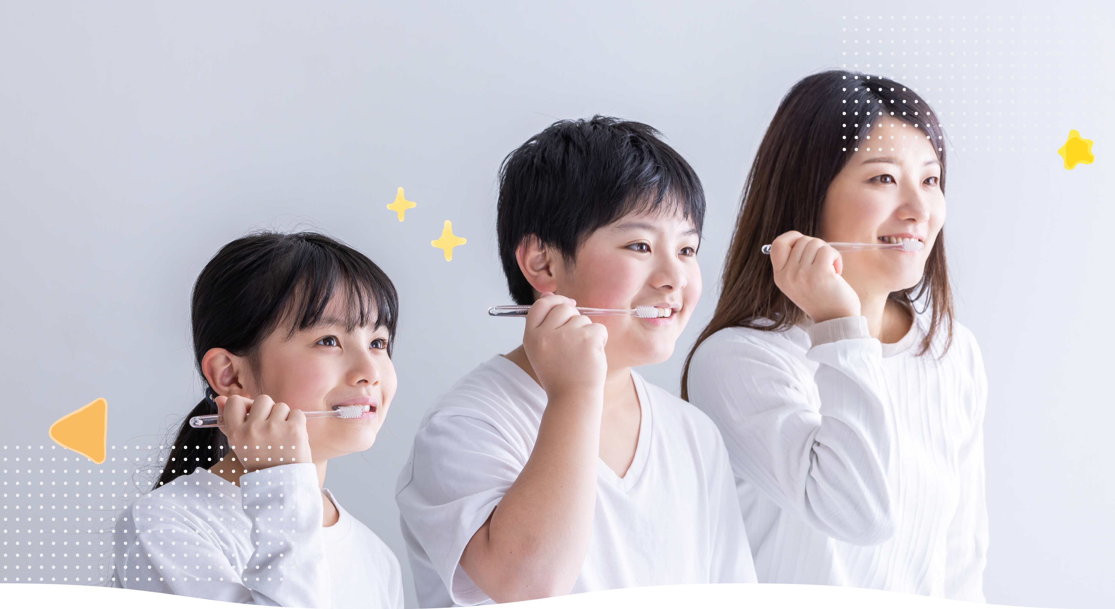 歯みがきをする親子